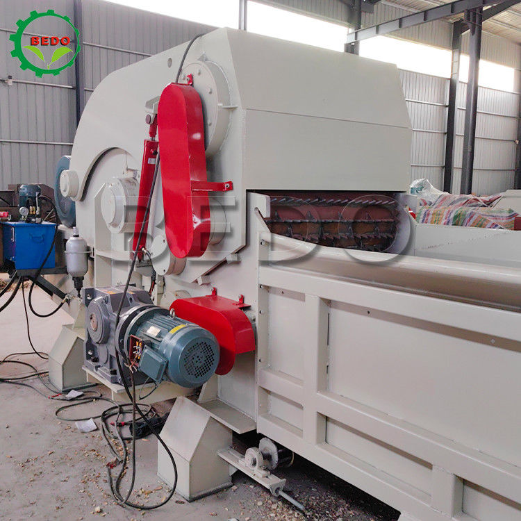 Powerful Diesel Engine Wood Crusher Machine With 3pcs Flying Knife And 3KW 4KW Discharging Motor Power