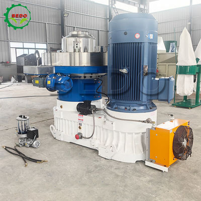 5000 kg Gewicht PLC-gesteuerte Holzpellet-Mühle mit 0,15kw Getriebepumpe