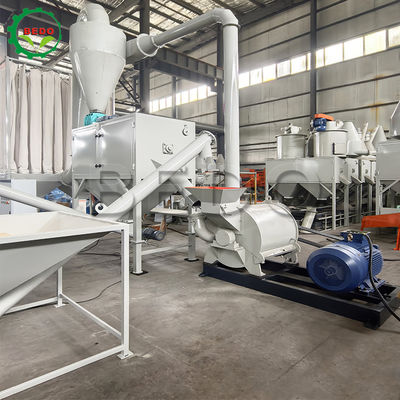 Holzpulvermaschine 380V Spannung Normaltemperatur und kundenspezifische Maschenweite nach Kundenwunsch