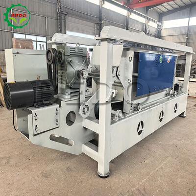 Legierungsstahlklinge 4kw Holzspäne-Maschine 400kg/h Kapazität Automatischer Betriebs-Ausrüstung